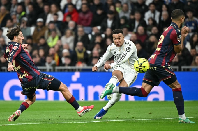 Mbappe dứt điểm trong trận Real thắng Levante 2-0 trên sân nhà Bernabeu ở vòng 20 La Liga ngày 16/1/2026. Ảnh: AFP