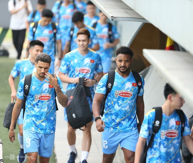 Đỗ Hoàng Hên (số 9) và Nguyễn Xuân Son (12) đến sân tập ở Trung tâm đào tạo bóng đá trẻ Việt Nam ở tại Hà Nội ngày 24/3/2026. Ảnh: Hiếu Lương