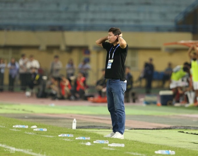 HLV Kim Sang-sik theo dõi các cầu thủ Việt Nam thi đấu trước Bangladesh. Ảnh: Hiếu Lương