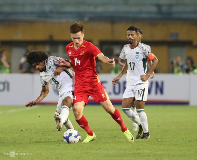 Nguyễn Hoàng Đức (áo đỏ) thi đấu trong trận giao hữu Việt Nam thắng Bangladesh 3-0 ở sân Hàng Đẫy tại Hà Nội vào ngày 26/3/2026. Ảnh: Hiếu Lương