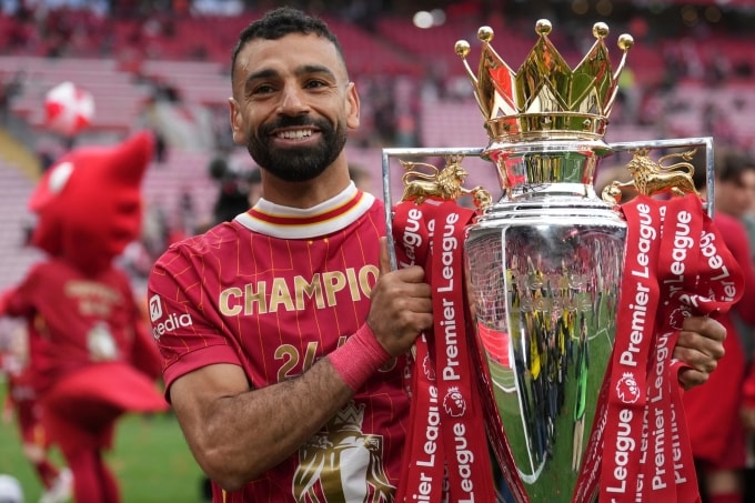 Salah nâng cup Ngoại hạng Anh sau trận gặp Crystal Palace trên sân Anfield, thành phố Liverpool, Vương quốc Anh ngày 25/5/2025. Ảnh: AP