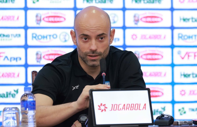 HLV Javier Cabrera chia sẻ trong họp báo sau trận giao hữu Việt Nam thắng Bangladesh 3-0 tối 26/3 trên sân Hàng Đẫy, Hà Nội. Ảnh: Hiếu Lương