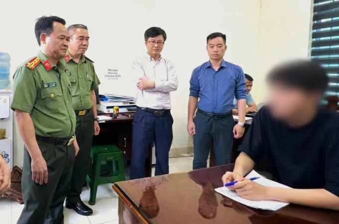 Cơ quan điều tra lấy lời khai nghi can Nguyễn. Ảnh: Lam Sơn