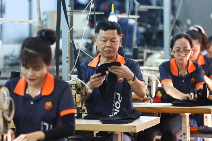 Công nhân làm việc tại công ty may mặc, sản xuất phụ kiện thể thao Polaris, TP HCM. Ảnh: Quỳnh Trần