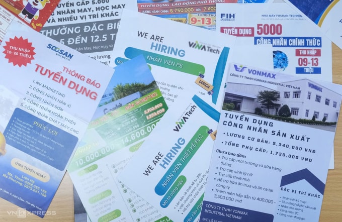 Tờ rơi tuyển dụng của các doanh nghiệp tại ngày hội việc làm đầu năm ở Bắc Ninh, tháng 3/2026. Ảnh: Hồng Chiêu