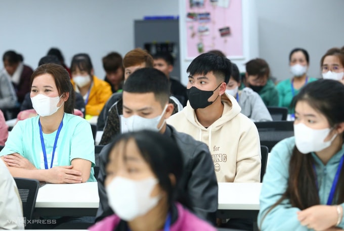 Lao động trúng tuyển vào Công ty Crystal Martin trong lớp đào tạo chung để làm quen nhà máy. Ảnh: Việt An