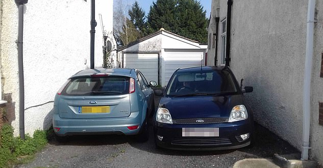 Bà Potter thường đậu chiếc Ford Focus (trái) trước gara, bị nhà hàng xóm phàn nàn chắn đường. Ảnh: Daily Mail