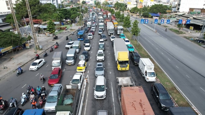 Dòng xe ùn tắc hơn một km trên đường Nguyễn Văn Linh. Ảnh: Đình Văn