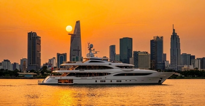 Ngắm hoàng hôn trên sông Sài Gòn từ du tuyền. Ảnh: VPG