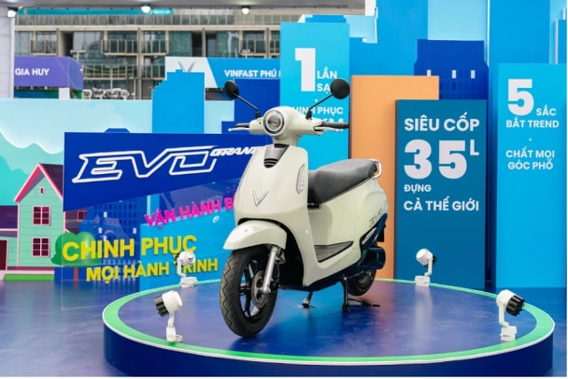 Mẫu xe máy điện đổi pin VinFast Evo tại một sự kiện. Ảnh: Tuấn Vũ