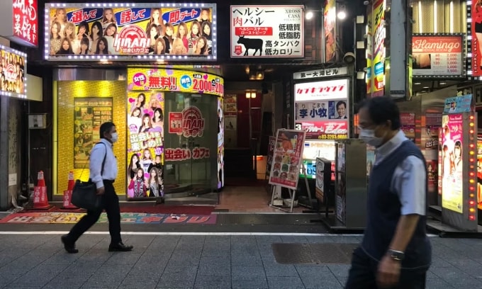 Một quán cà phê hẹn hò người lớn ở khu Kabukicho, Tokyo. Ảnh: Guardian