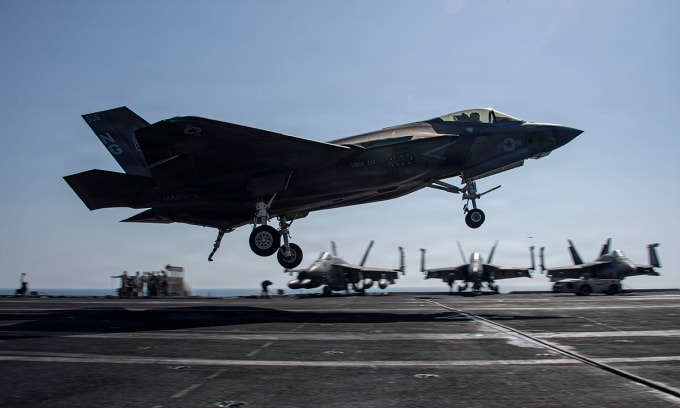 Tiêm kích F-35C Mỹ chuẩn bị đáp xuống tàu sân bay USS Abraham Lincoln ngày 7/3. Ảnh: US Navy