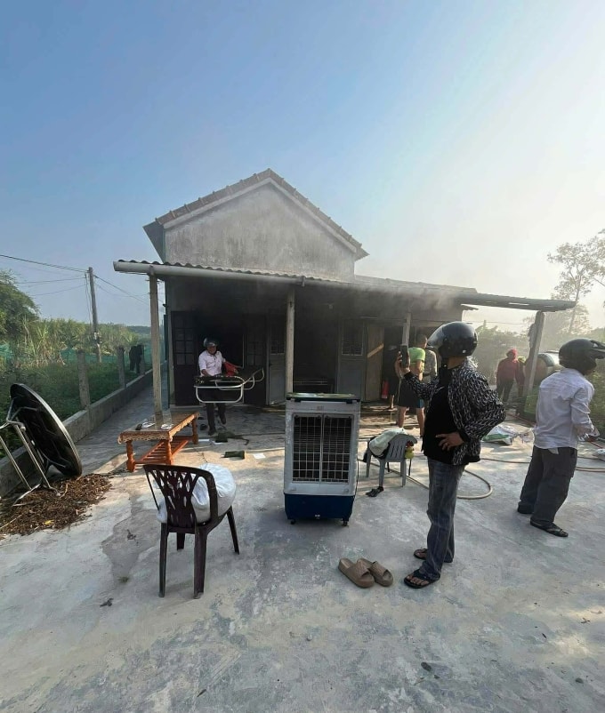 Người dân và lực lượng chức năng tại hiện trường vụ cháy. Ảnh: Vạn An.