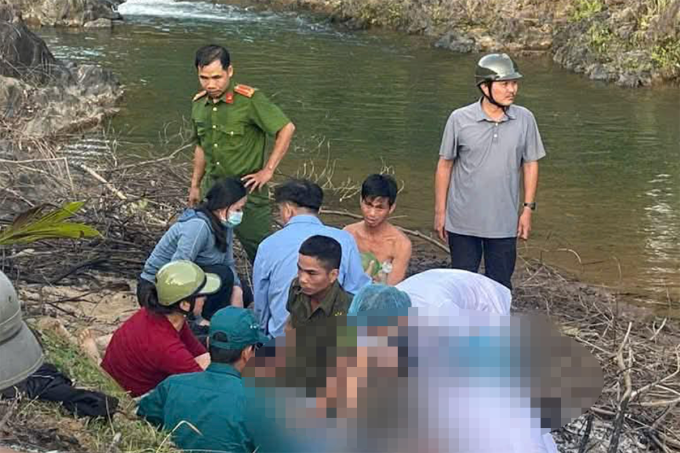 Lực lượng chức năng đưa hai nạn nhân lên bờ. Ảnh: Yên Chi