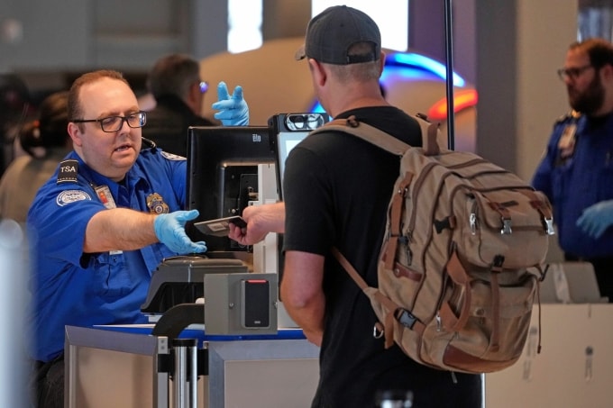 Nhân viên TSA kiểm tra passport hành khách tại sân bay quốc tế Pittsburgh, Pennsylvania, ngày 23/3. Ảnh: AP