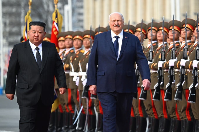 Lãnh đạo Triều Tiên Kim Jong-un (trái) và Tổng thống Belarus Alexander Lukashenko tại lễ đón chính thức ở Bình Nhưỡng ngày 25/3. Ảnh: AP