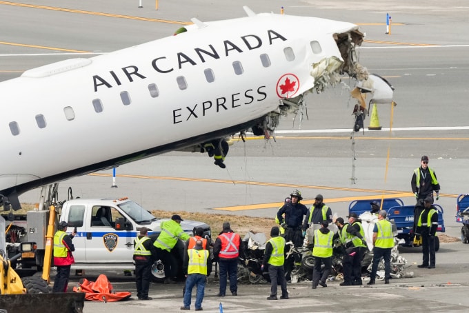 Cơ quan chức năng tại hiện trường máy bay Air Canada gặp nạn ở sân bay LaGuardia, New York ngày 25/3. Ảnh: AP