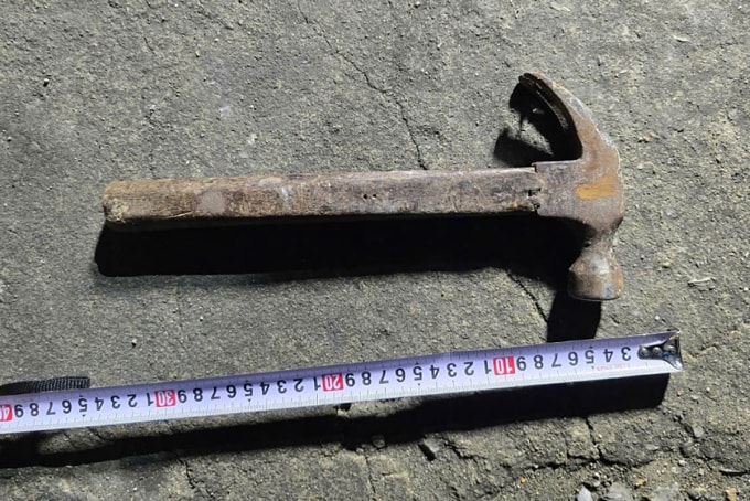 Búa đinh mà nghi phạm dùng để gây án. Ảnh: Công an cung cấp