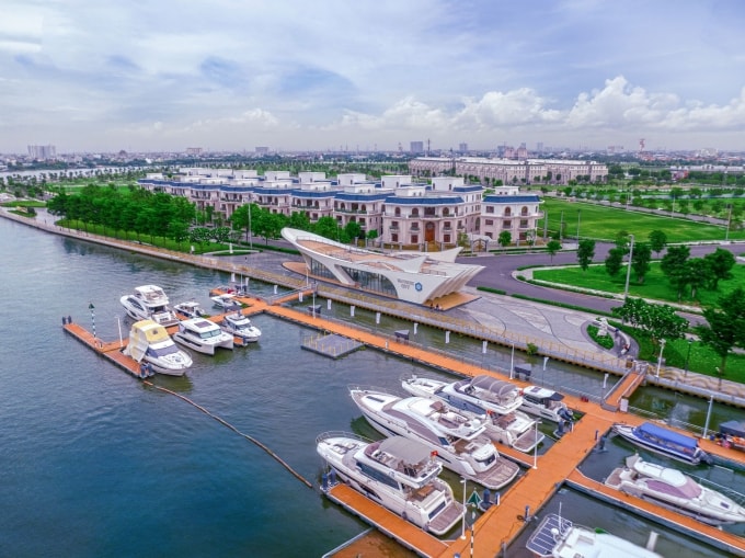 Bến du thuyền nằm trong khu đô thị. Ảnh: VPG