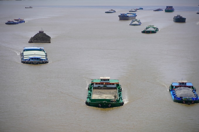 Sà lan chở cát, đá trên sông Vàm Cỏ Đông, đoạn qua cầu Mỹ Lợi (Đồng Tháp, Tây Ninh). Ảnh: Hoàng Nam