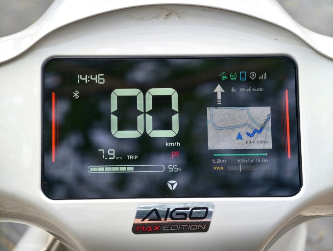 Màn hình màu tích hợp tính năng phản chiếu bản đồ dẫn đường. Ảnh: Tuấn Vũ