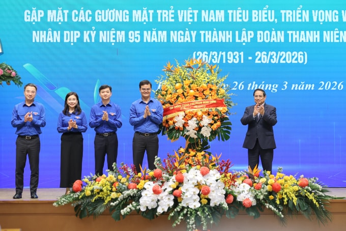 Thủ tướng tặng hoa Trung ương Đoàn TNCS Hồ Chí Minh. Ảnh: VGP