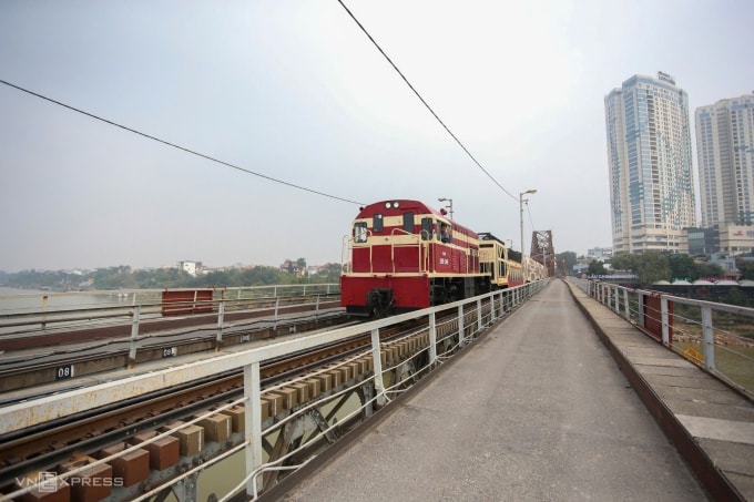 Cầu Long Biên cấm phương tiện đường bộ qua cầu để sửa chữa hồi cuối năm 2025. Ảnh: Phạm Chiểu