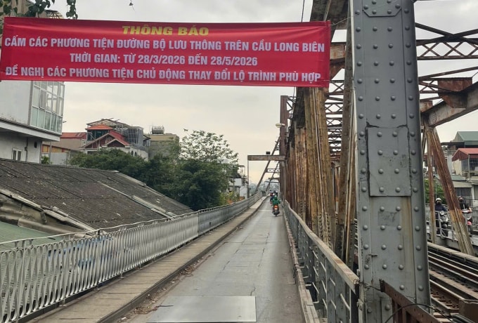 Cơ quan quản lý cầu Long Biên treo thông báo cấm phương tiện đường bộ qua cầu Long Biên hôm 25/3. Ảnh: Hoàng Phong