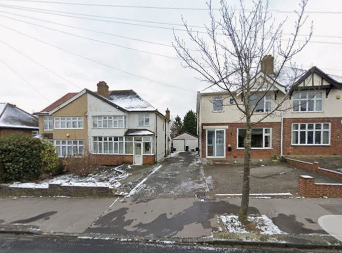 Nhà bà Marie Potter (trái) và nhà bà Kirsten McGowan dùng chung đường lái xe vào gara. Ảnh: Champion News