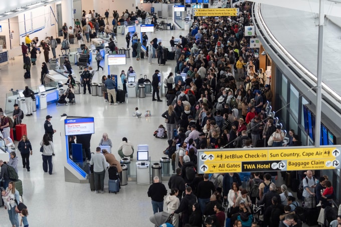 Hành khách xếp hàng chờ kiểm tra an ninh tại sân bay John F. Kennedy, New York, ngày 22/3. Ảnh: AP