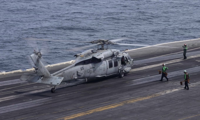 Trực thăng MH-60S đáp xuống tàu sân bay USS Abraham Lincoln hôm 23/3. Ảnh: US Navy