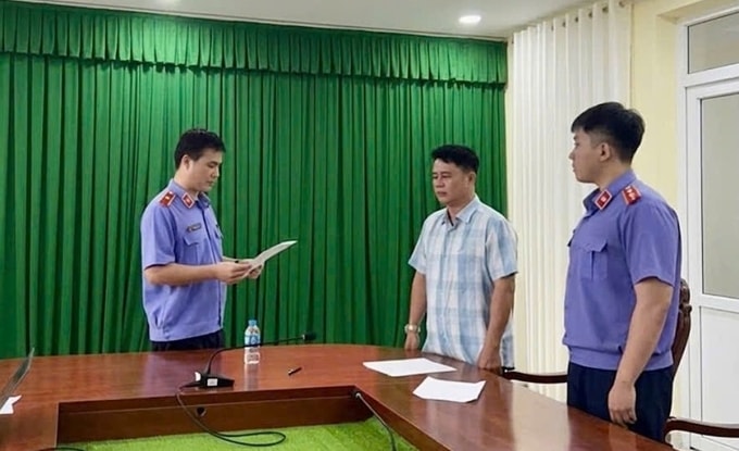 Cơ quan điều tra VKS tống đạt quyết định khởi tố Lê Việt Quốc. Ảnh: VKS