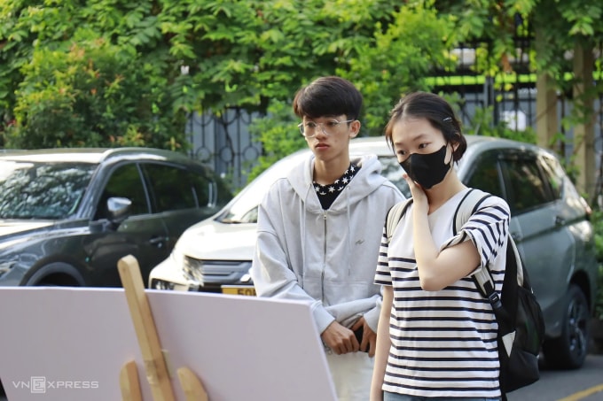 Thí sinh xem sơ đồng phòng thi tại trường Đại học Sư phạm TP HCM, sáng 26/3. Ảnh: Lệ Nguyễn