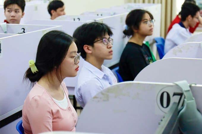 Thí sinh vào phòng máy, chuẩn bị làm bài. Ảnh: Lệ Nguyễn
