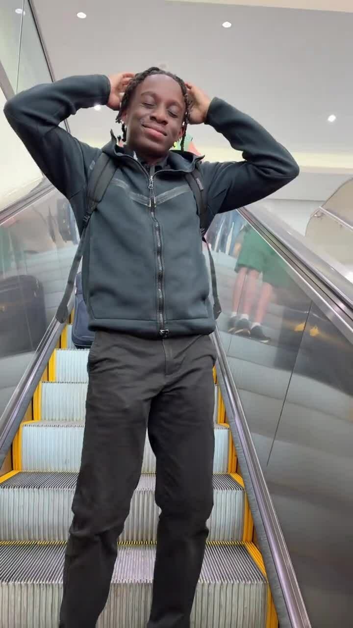 Khán giả nước ngoài nhảy trên nền nhạc 