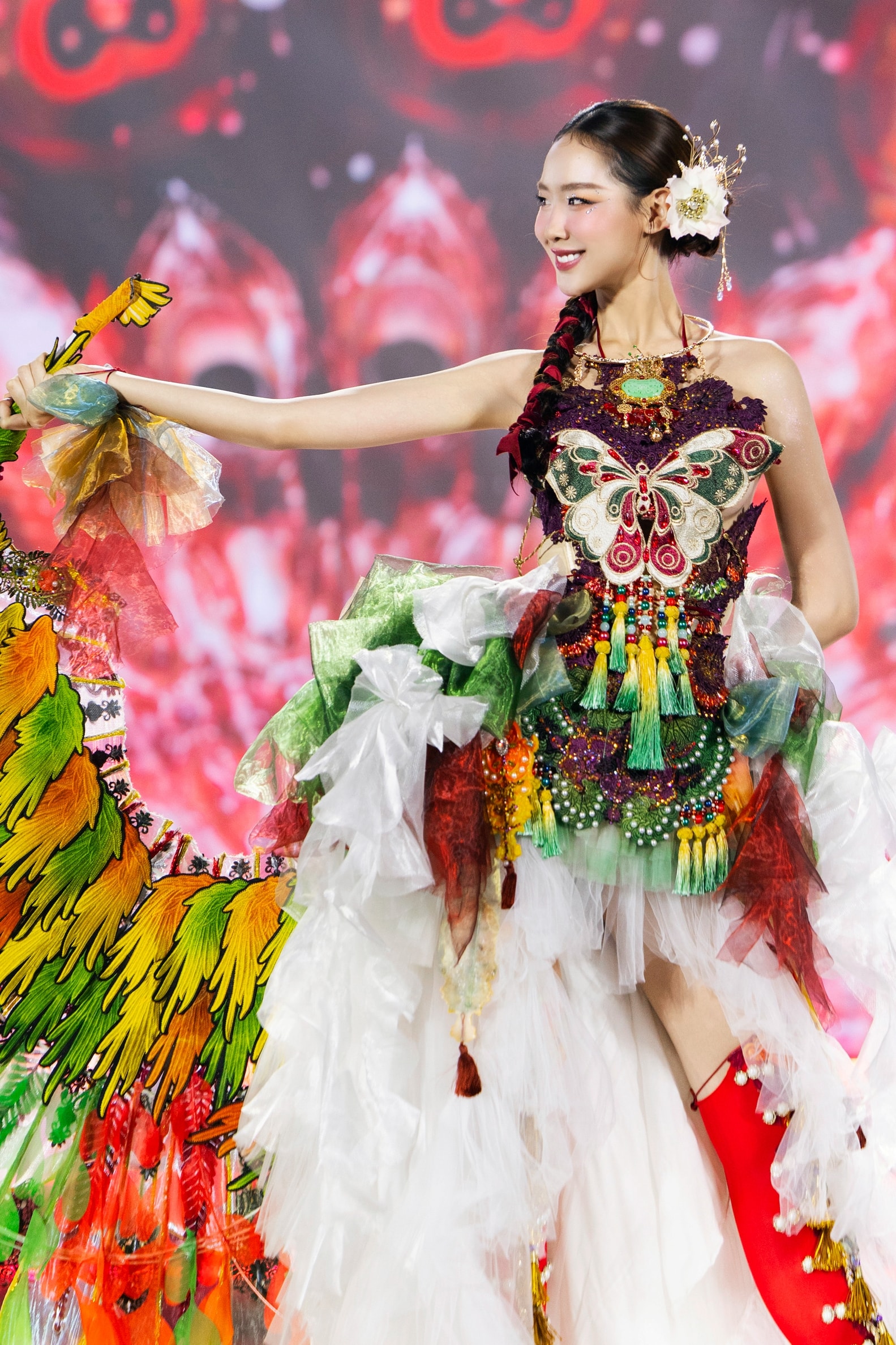 Bảo Ngọc diễn vũ điệu sắc màu cùng thí sinh Miss World Vietnam