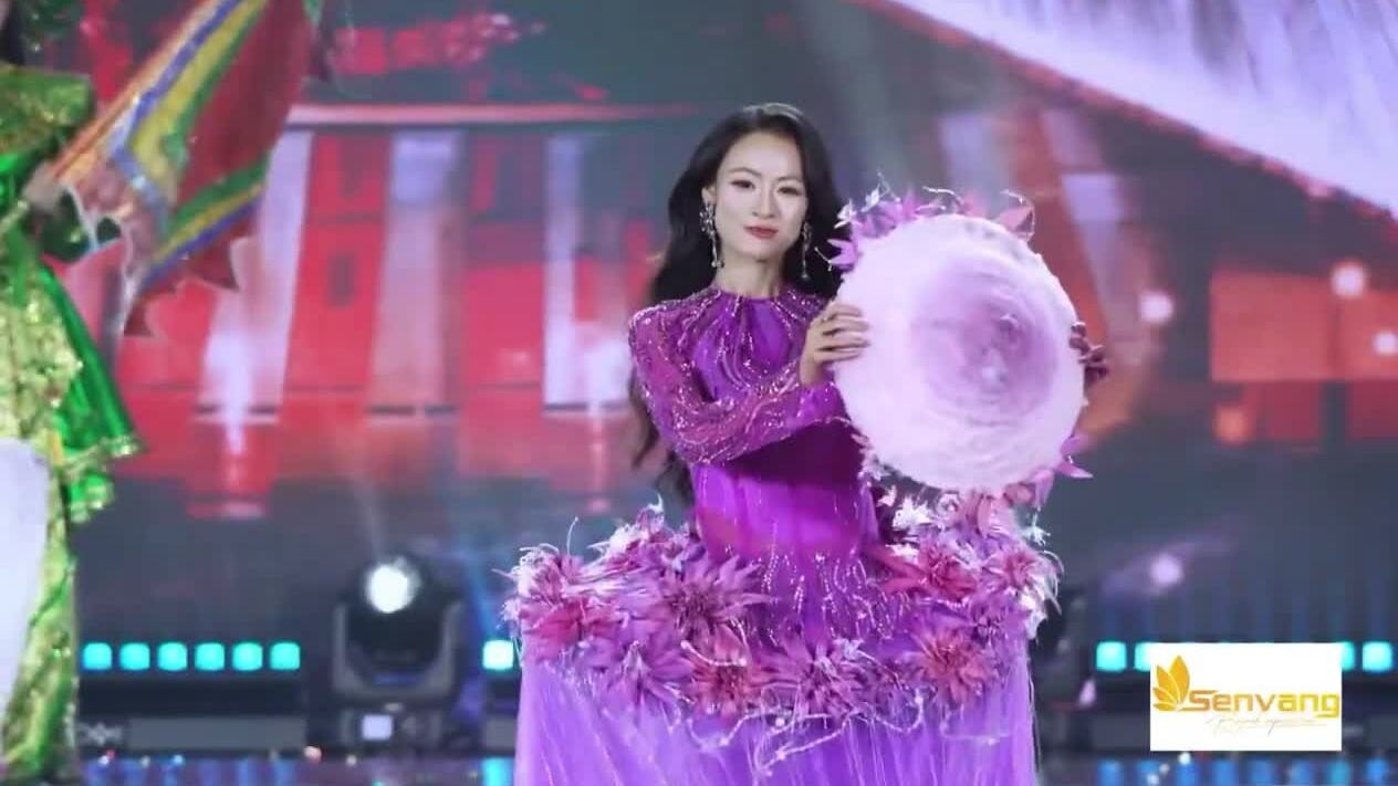 Trần Thị Phương Linh diễn trang phục 