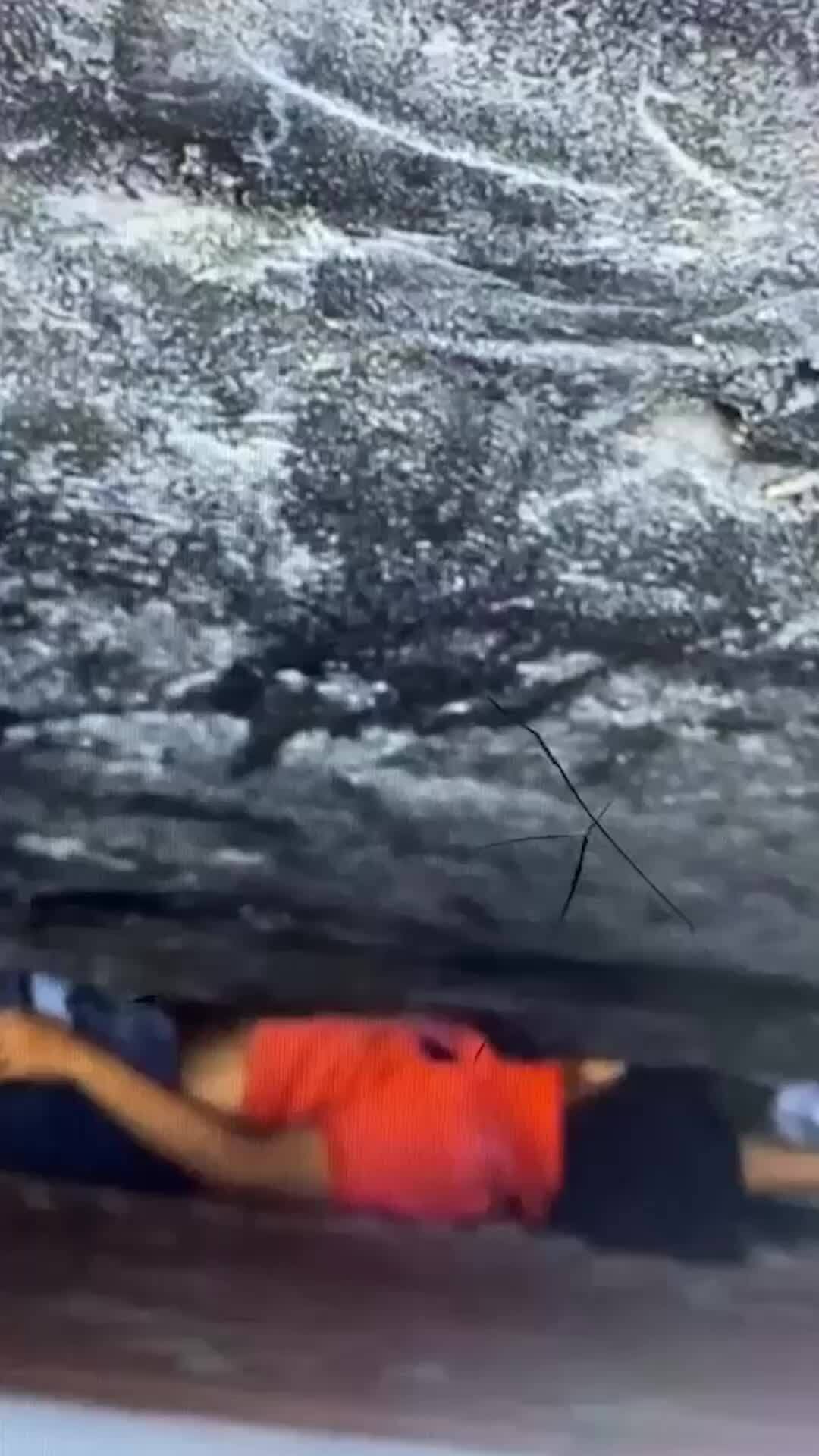 Các góc quay khi giải cứu bé trai kẹt giữa hai bức tường