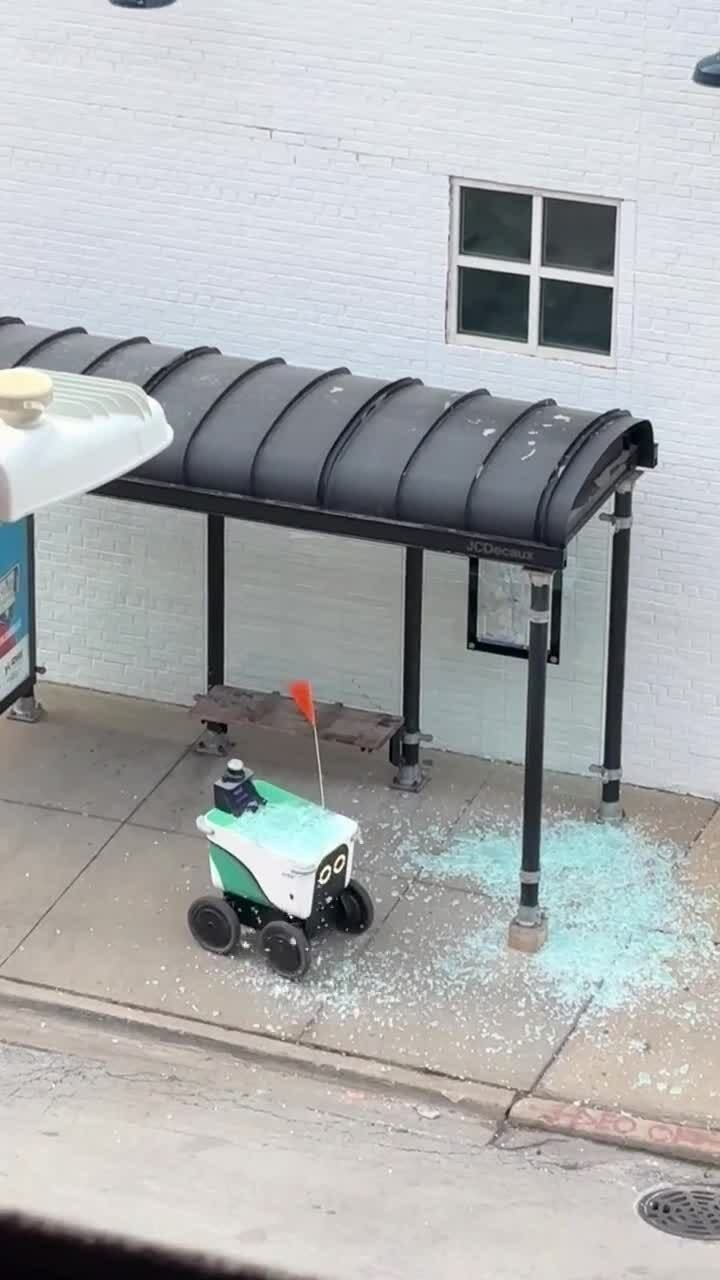 Robot giao hàng húc vỡ cửa kính bến xe buýt