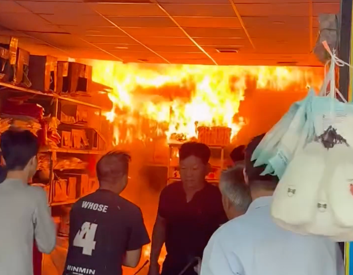 Cửa hàng ở TP HCM cháy ngùn ngụt