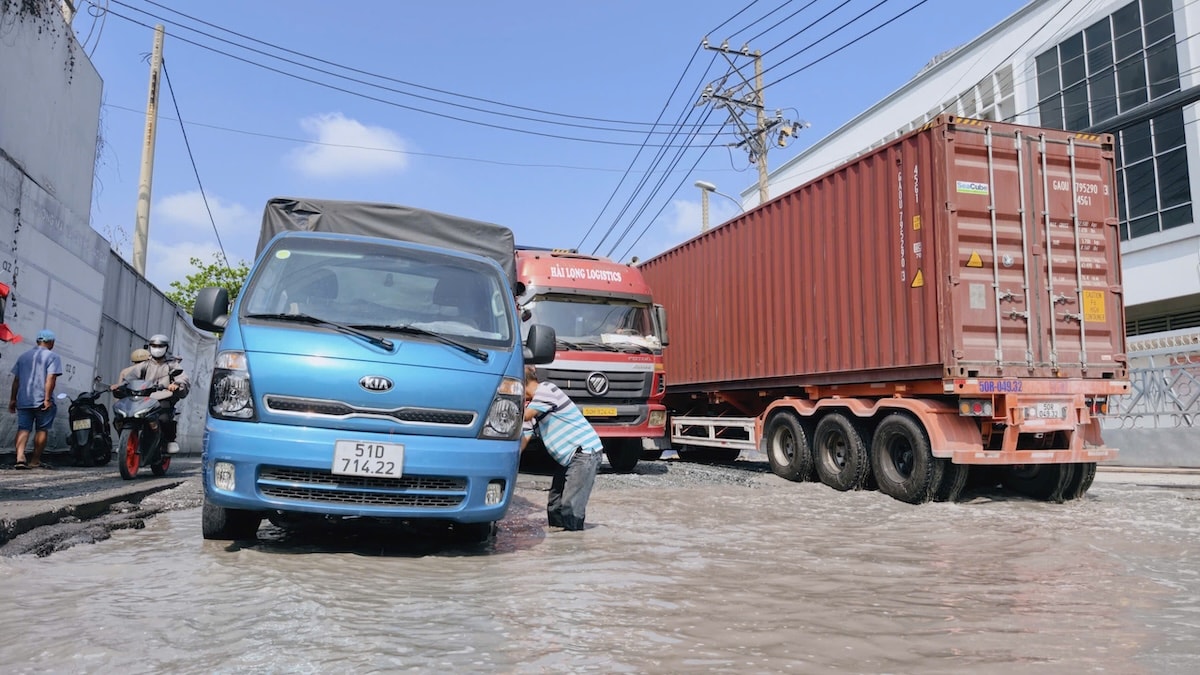 Cửa ngõ phía nam TP HCM ùn tắc do loạt xe sụp ổ gà