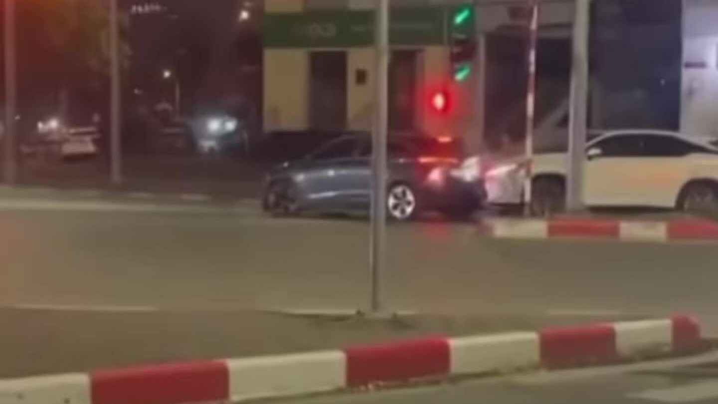 Ôtô tông loạt xe đang chờ đèn đỏ trên phố ở Hà Nội