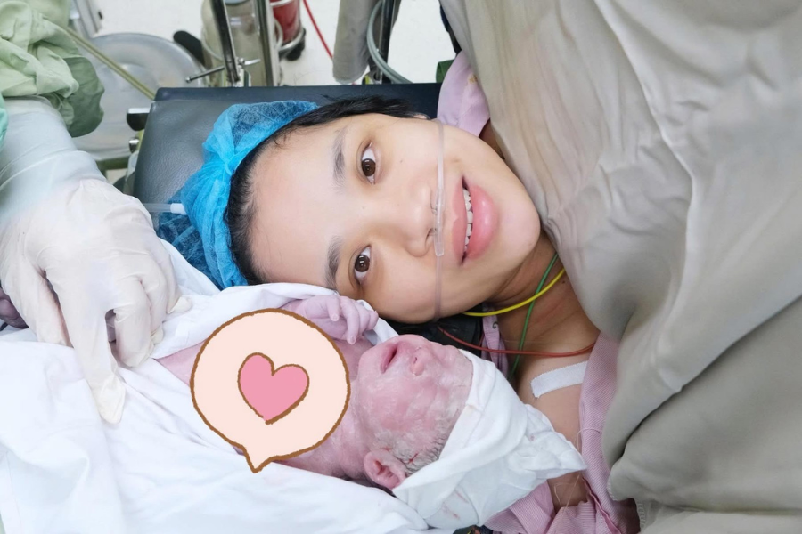 Sau hành trình dài đầy mất mát, chị T. đã được gặp thiên thần nhỏ của mình (Ảnh: Báo Tiền Phong)