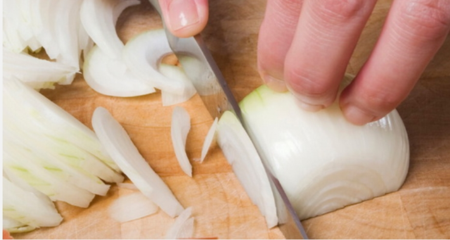 "3 nhớ 2 không" ách bà nội trợ mẹo đơn giản giúp cắt hành tây không bị cay mắt - Ảnh 1.