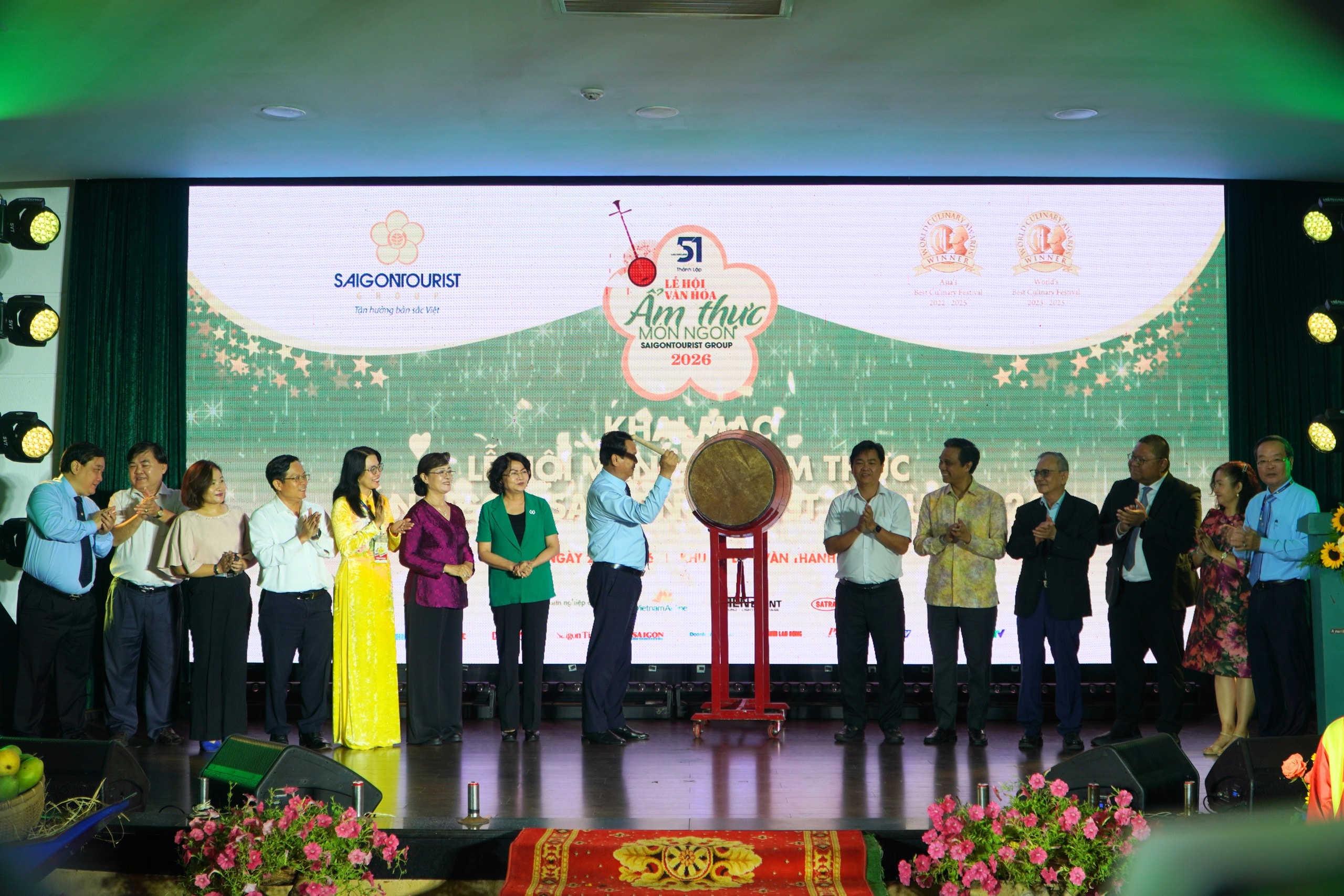 Người dân ùn ùn đổ về lễ hội ẩm thực đặc sắc nhất thế giới tại TPHCM - Ảnh 1.