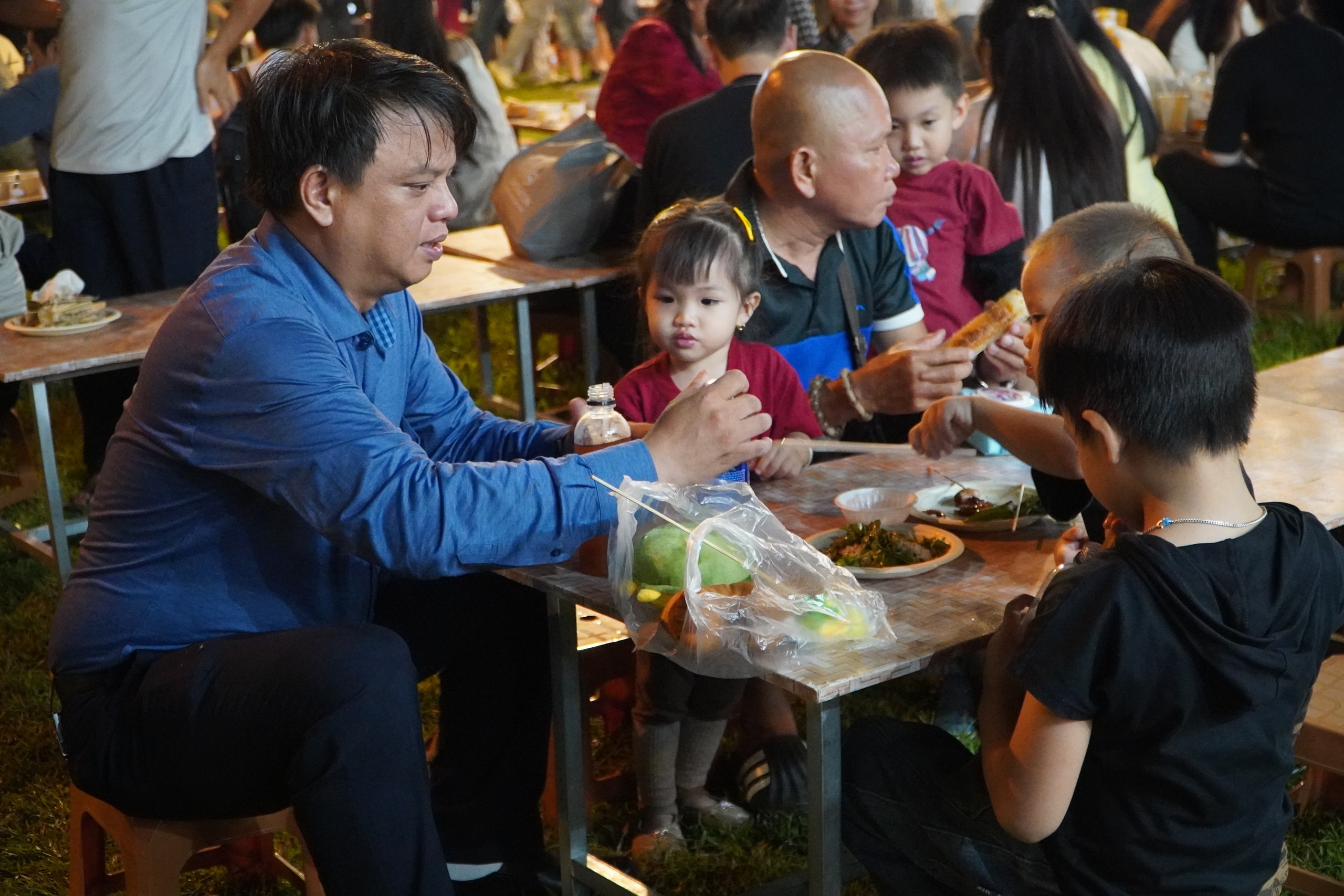 Người dân ùn ùn đổ về lễ hội ẩm thực đặc sắc nhất thế giới tại TPHCM - Ảnh 2.