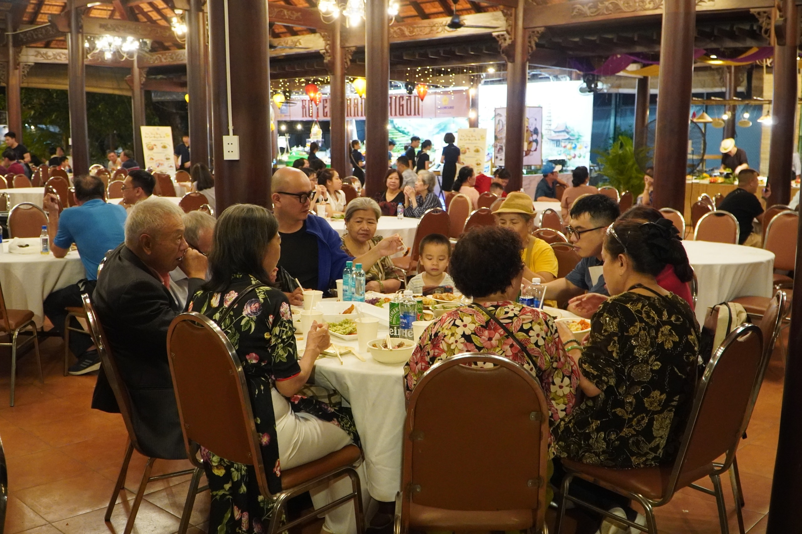 Người dân ùn ùn đổ về lễ hội ẩm thực đặc sắc nhất thế giới tại TPHCM - Ảnh 13.