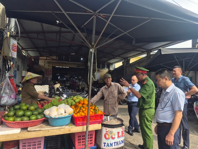 Clip: Phường Tam Kỳ ở Đà Nẵng bắt đầu dẹp lấn chiếm vỉa hè - Ảnh 1.