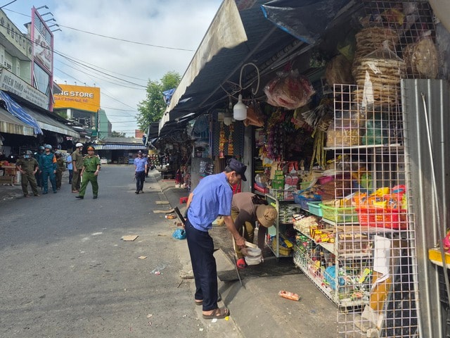 Clip: Phường Tam Kỳ ở Đà Nẵng bắt đầu dẹp lấn chiếm vỉa hè - Ảnh 2.