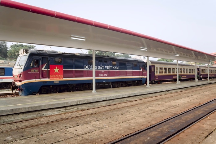 Bất ngờ với giao diện "tím Huế mộng mơ" của đoàn tàu di sản miền Trung - Ảnh 1.